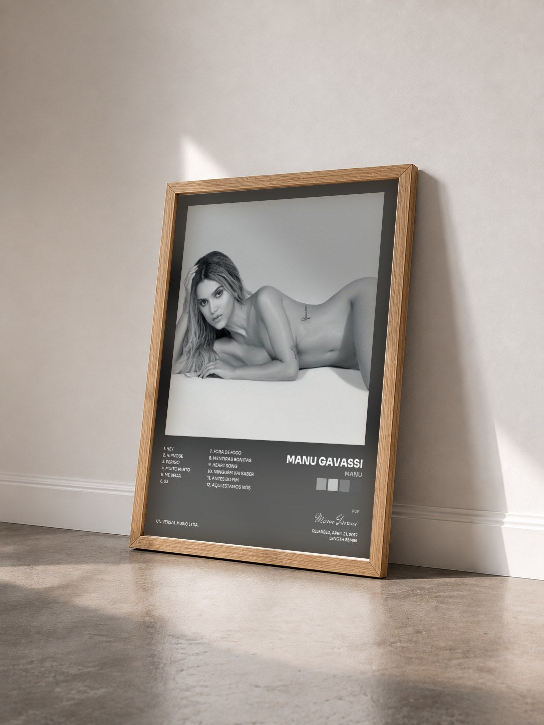 #bois Tableau de l'album Manu de Manu Gavassi vu de trois quarts, cadre en bois brut