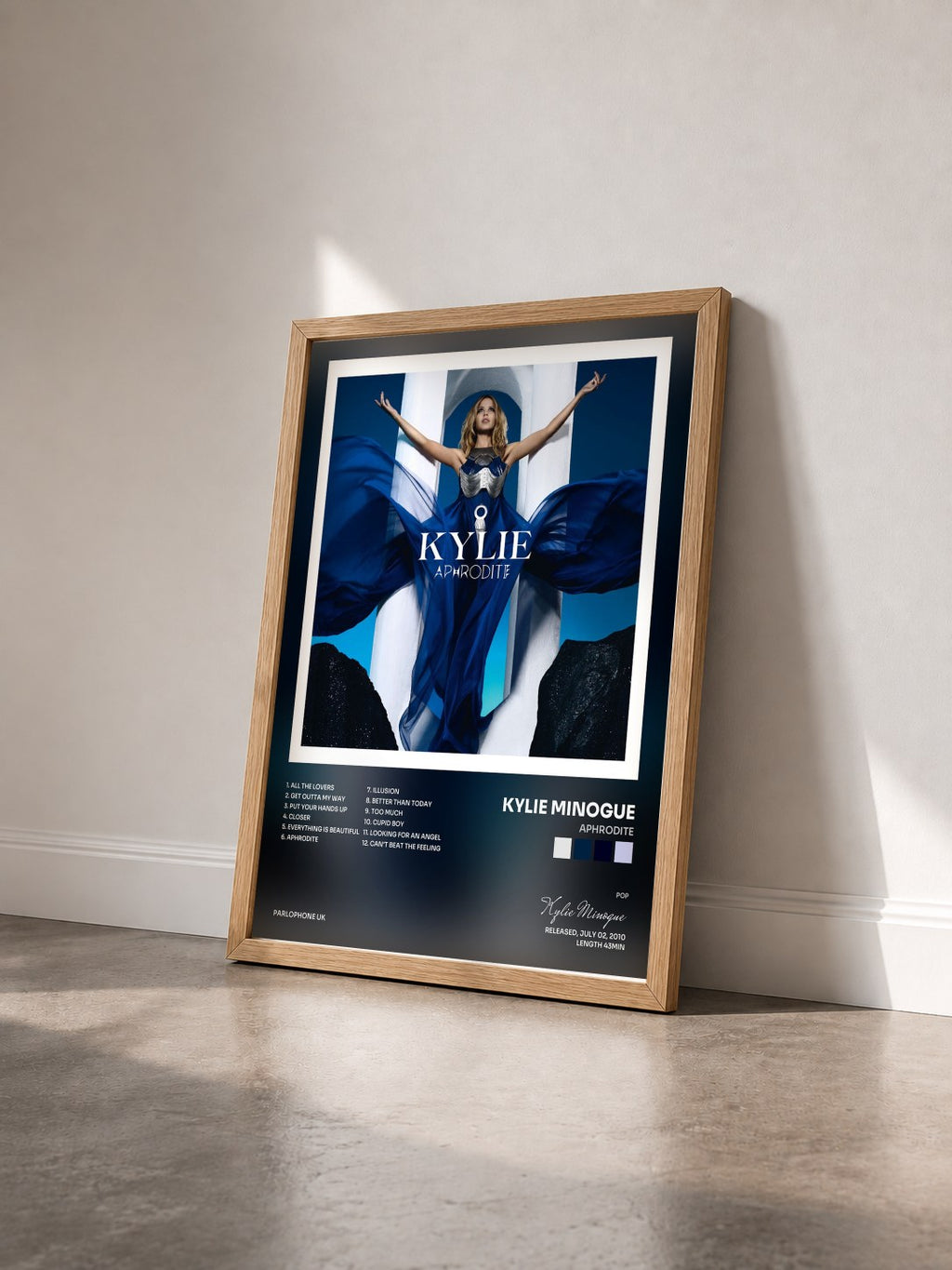 #bois Tableau de l'album Aphrodite de Kylie Minogue vu de trois quarts, cadre en bois brut