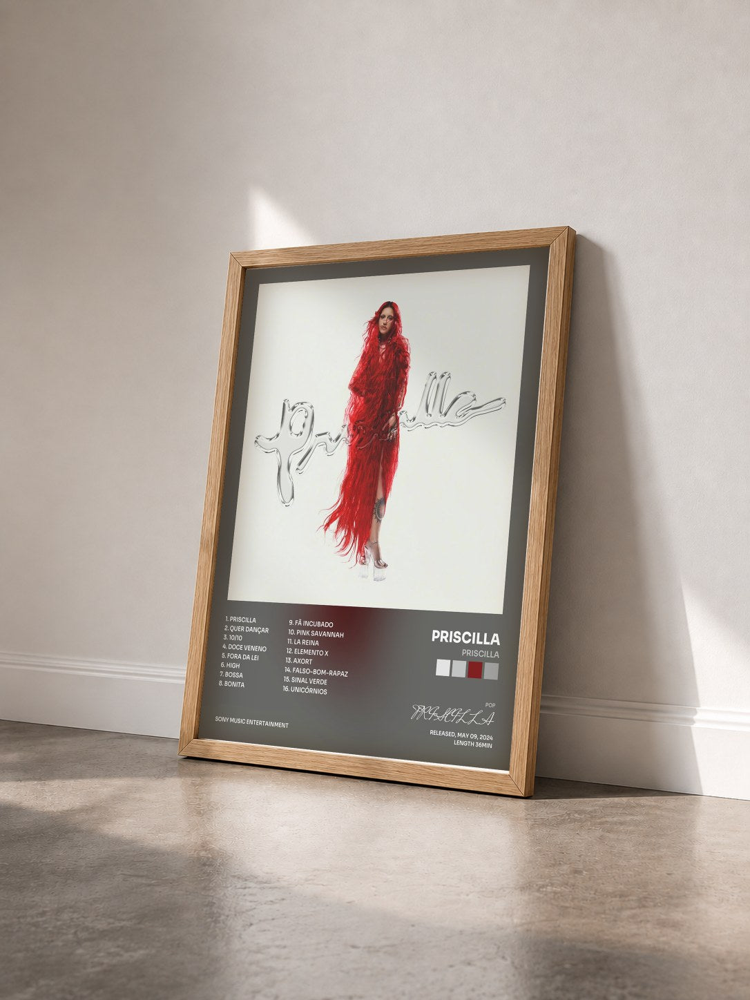 #bois Tableau de l'album PRISCILLA de PRISCILLA vu de trois quarts, cadre en bois brut