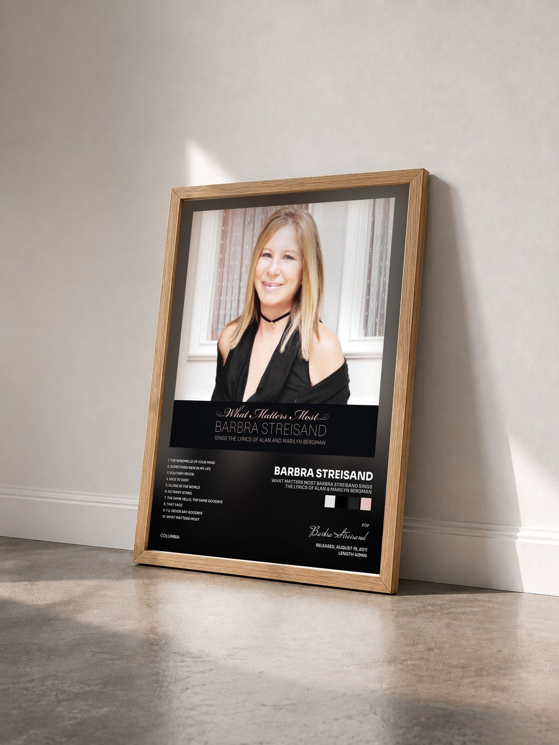 #bois Tableau de l'album What Matters Most Barbra Streisand Sings The Lyrics Of Alan & Marilyn Bergman de Barbra Streisand vu de trois quarts, cadre en bois brut