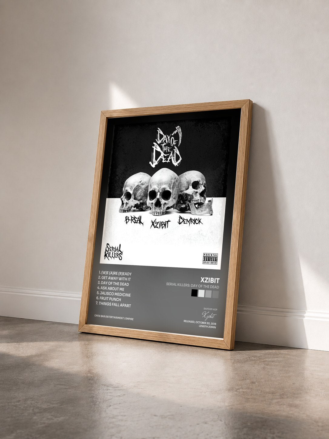 #bois Tableau de l'album Serial Killers: Day of the Dead de Xzibit vu de trois quarts, cadre en bois brut