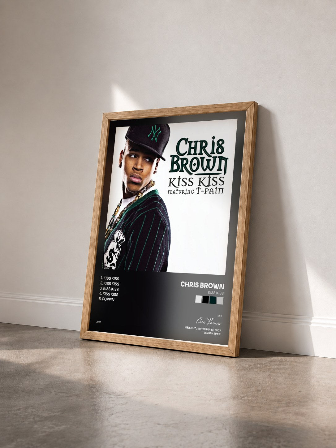 #bois Tableau de l'album Kiss Kiss de Chris Brown vu de trois quarts, cadre en bois brut