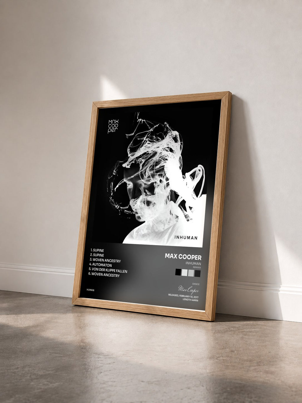 #bois Tableau de l'album Inhuman (Remixes) de Max Cooper vu de trois quarts, cadre en bois brut