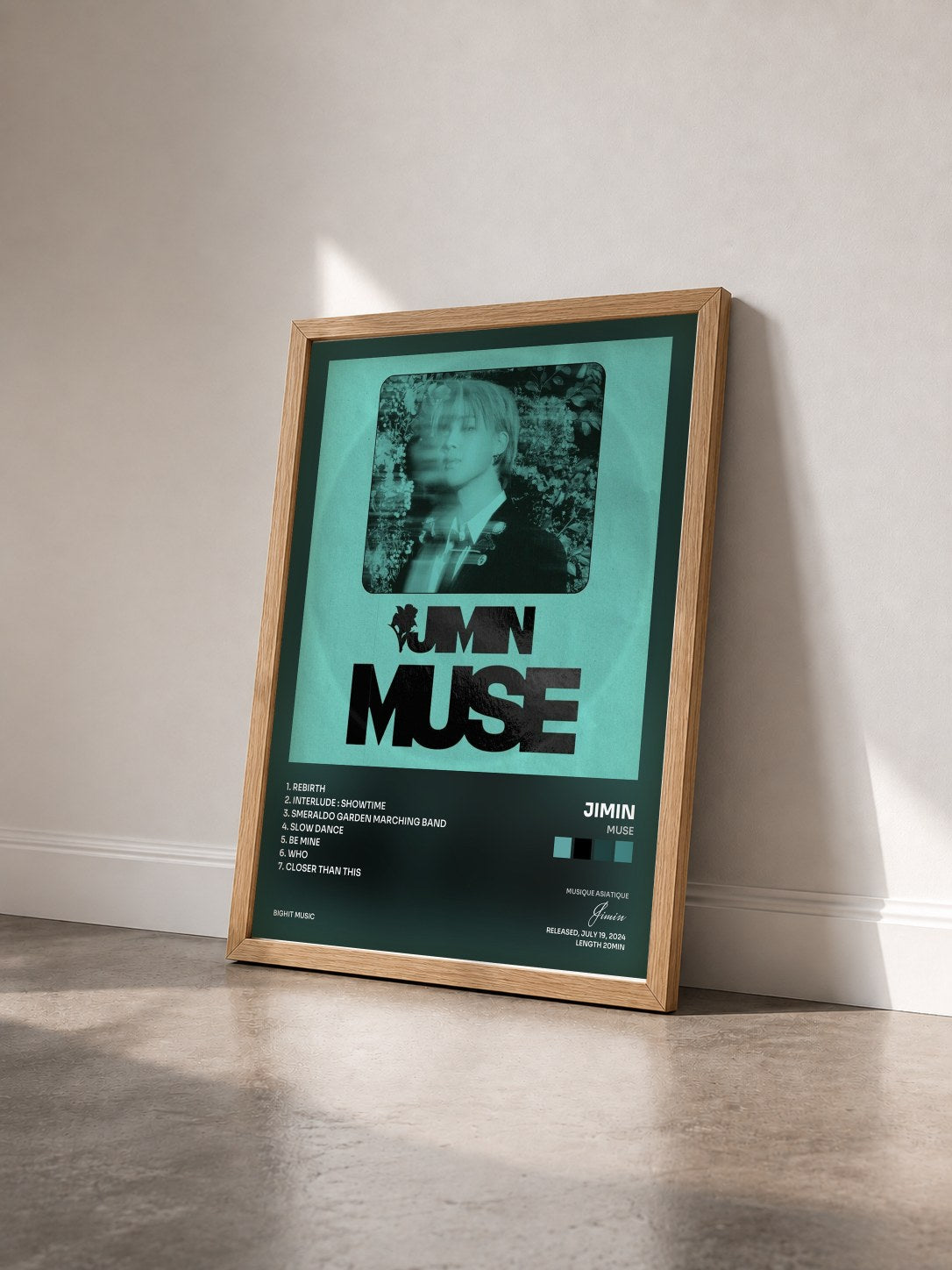 #bois Tableau de l'album MUSE de Jimin vu de trois quarts, cadre en bois brut