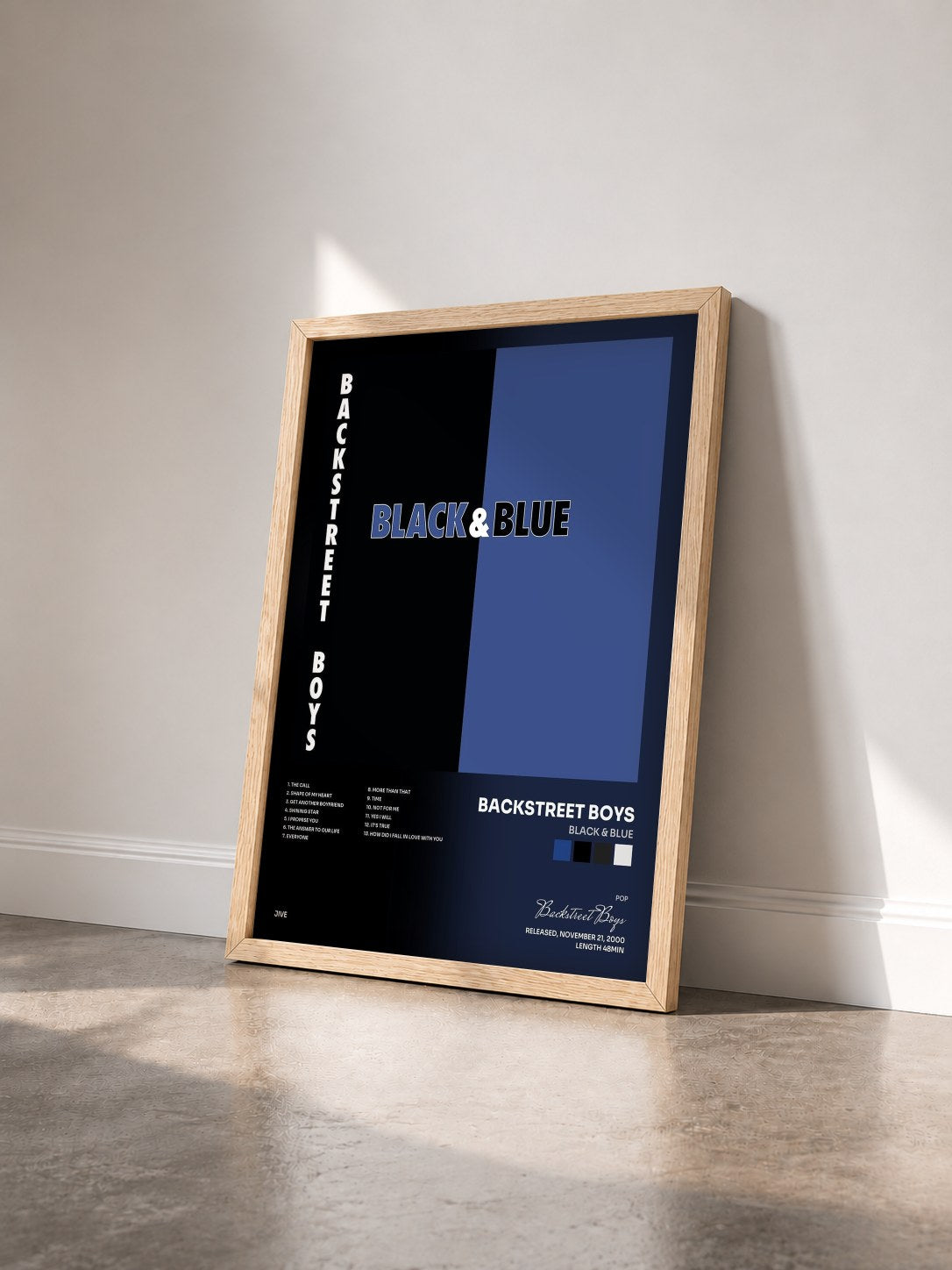 #bois Tableau de l'album Black & Blue de Backstreet Boys vu de trois quarts, cadre en bois brut
