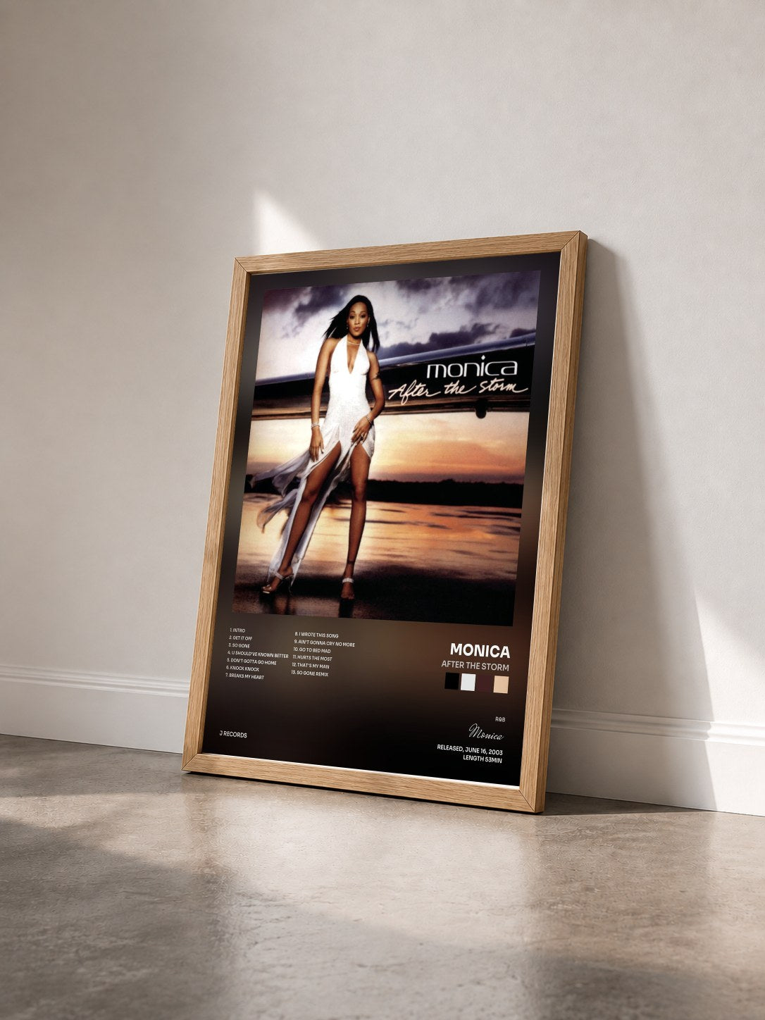 #bois Tableau de l'album After The Storm de Monica vu de trois quarts, cadre en bois brut