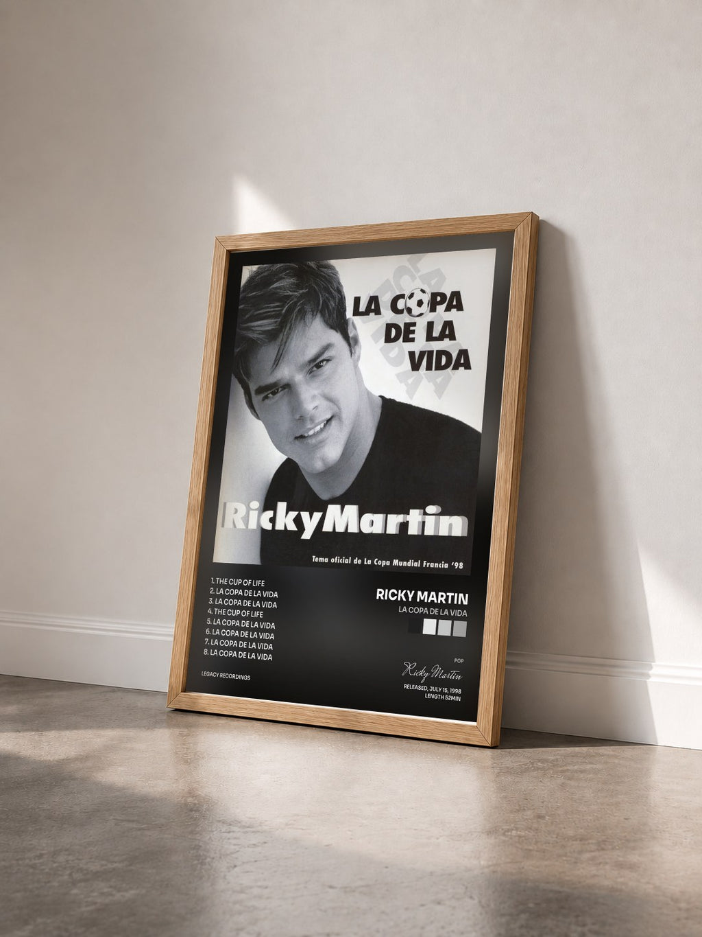 #bois Tableau de l'album La Copa de la Vida de Ricky Martin vu de trois quarts, cadre en bois brut