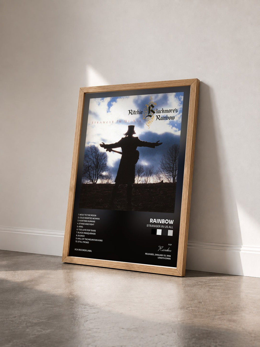 #bois Tableau de l'album Stranger In Us All de Rainbow vu de trois quarts, cadre en bois brut