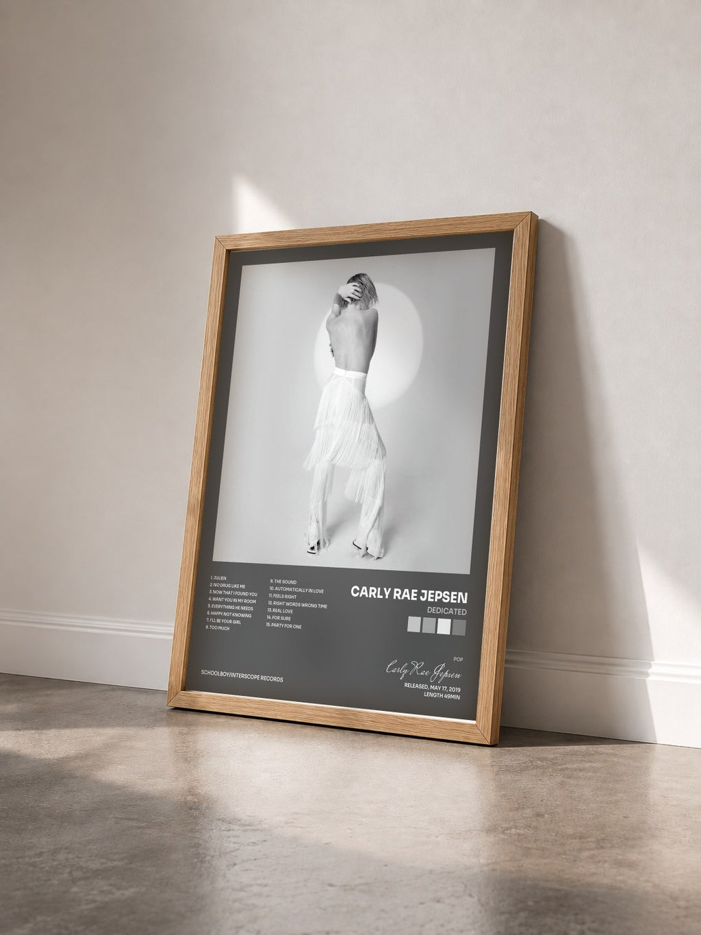 #bois Tableau de l'album Dedicated de Carly Rae Jepsen vu de trois quarts, cadre en bois brut