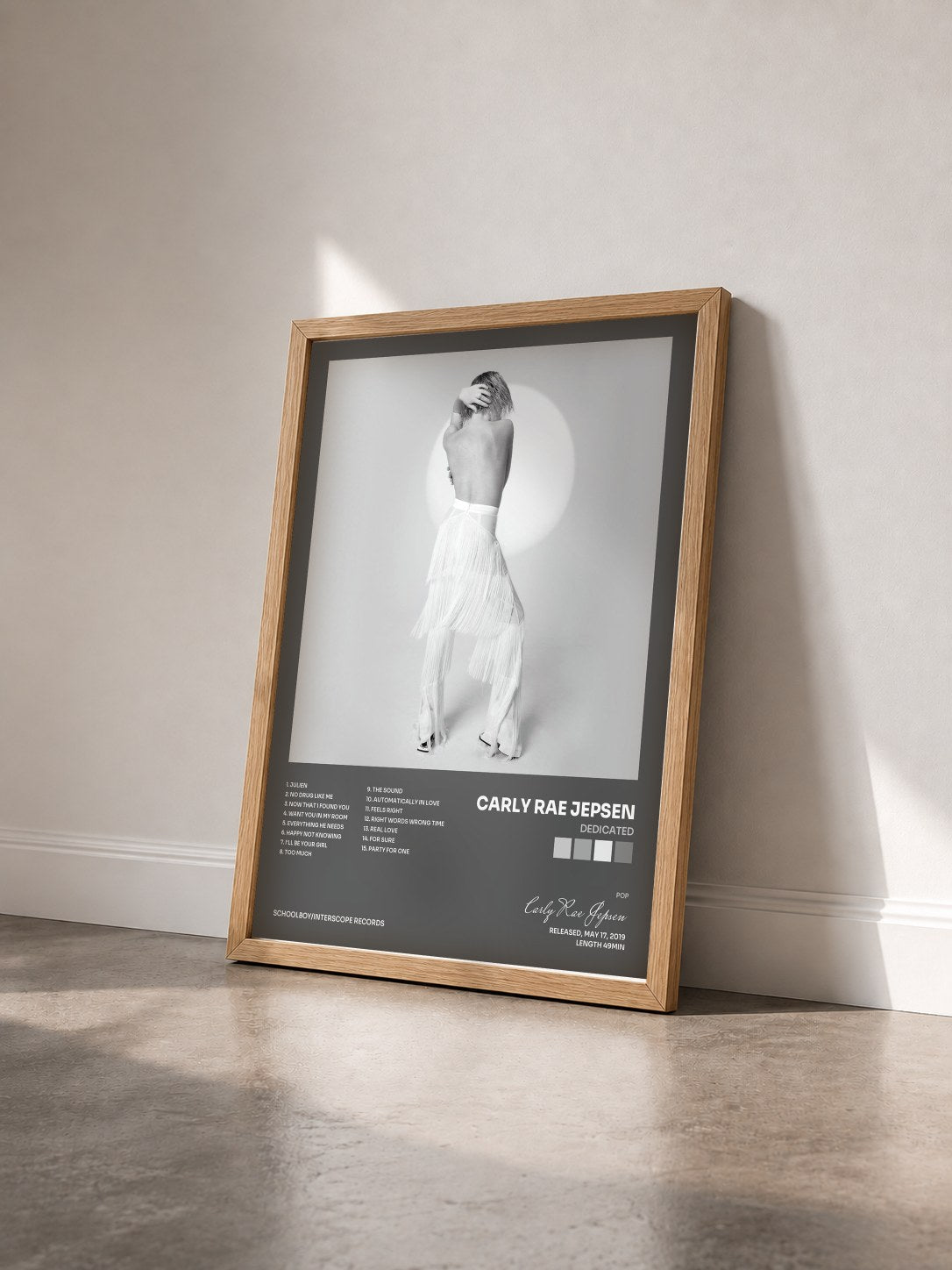 #bois Tableau de l'album Dedicated de Carly Rae Jepsen vu de trois quarts, cadre en bois brut
