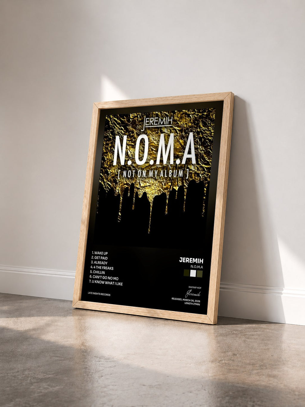 #bois Tableau de l'album N.O.M.A de Jeremih vu de trois quarts, cadre en bois brut