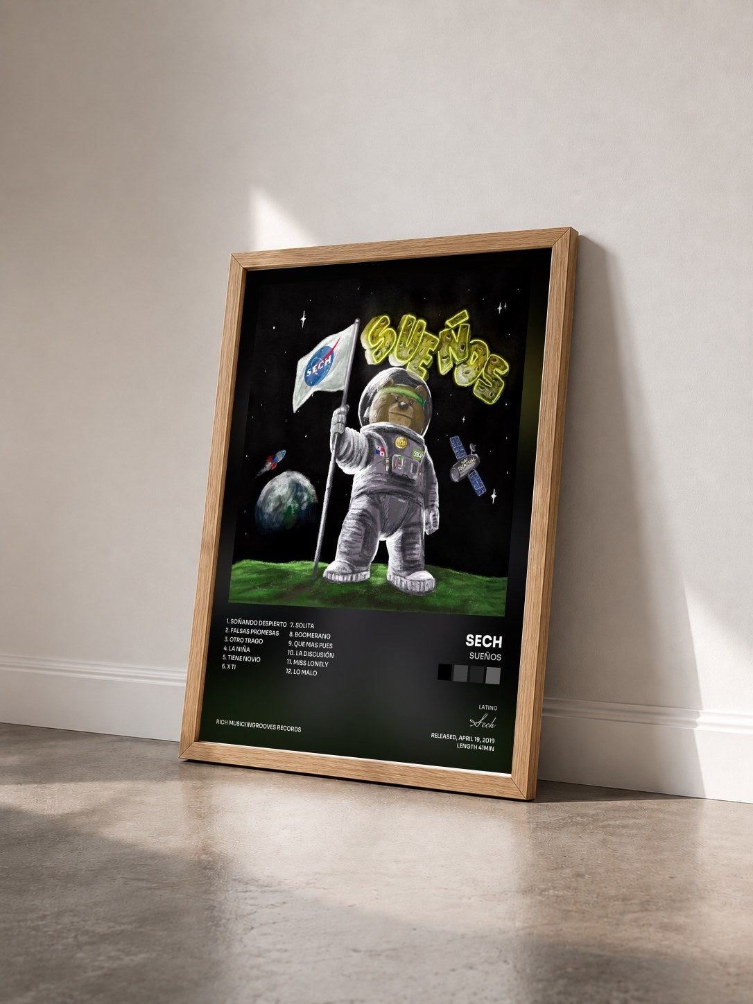 #bois Tableau de l'album Sueños de Sech vu de trois quarts, cadre en bois brut