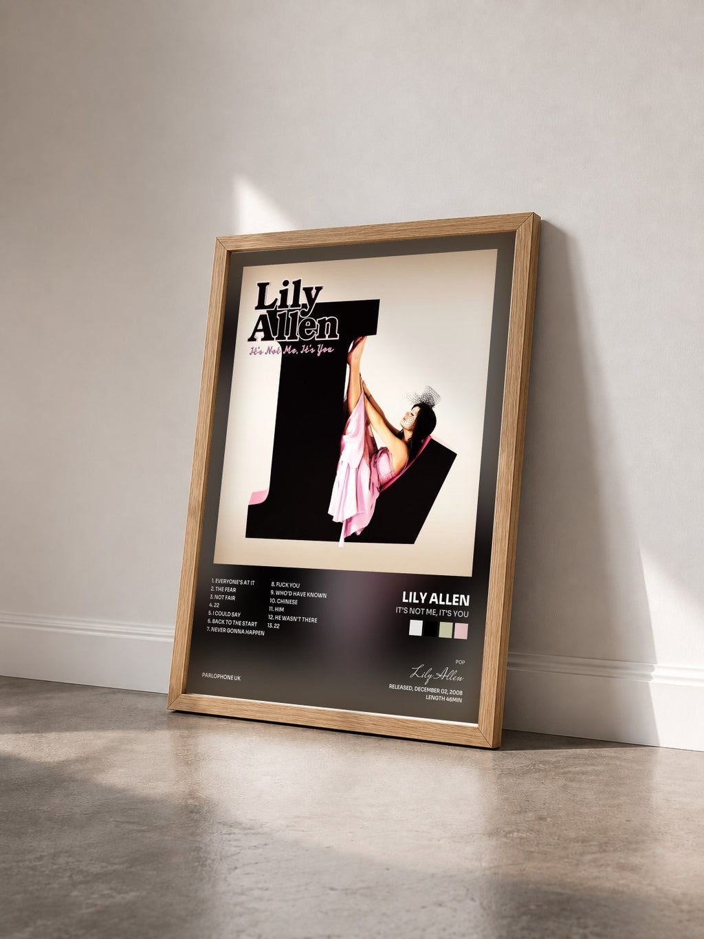 #bois Tableau de l'album It's Not Me, It's You de Lily Allen vu de trois quarts, cadre en bois brut