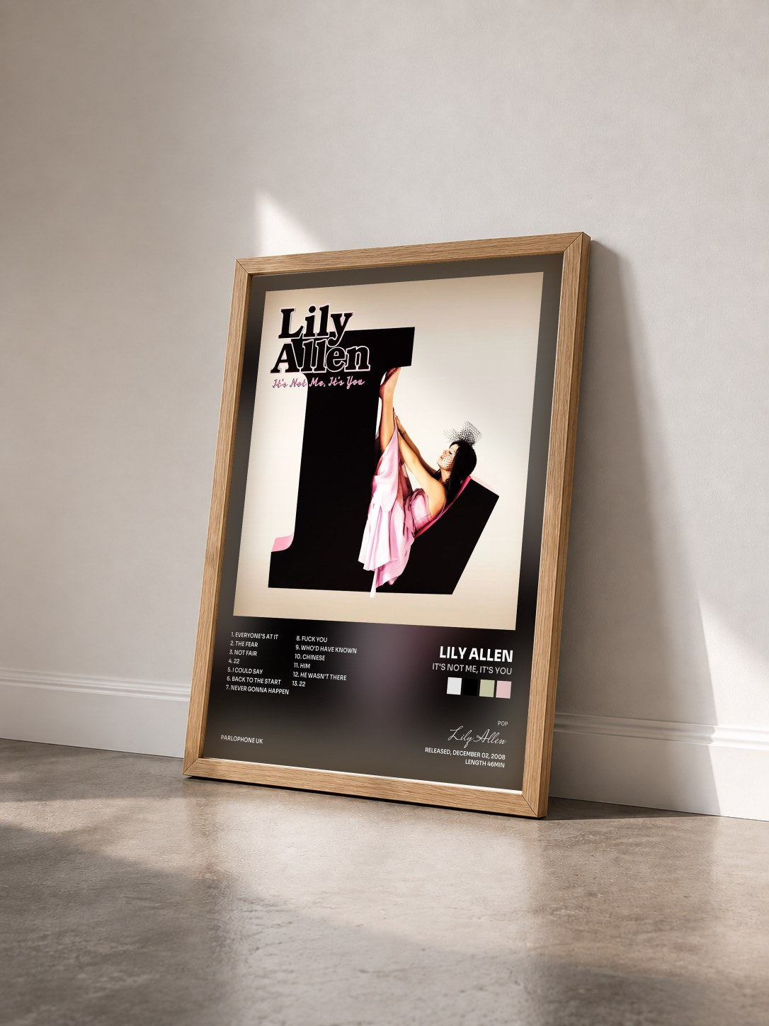 #bois Tableau de l'album It's Not Me, It's You de Lily Allen vu de trois quarts, cadre en bois brut