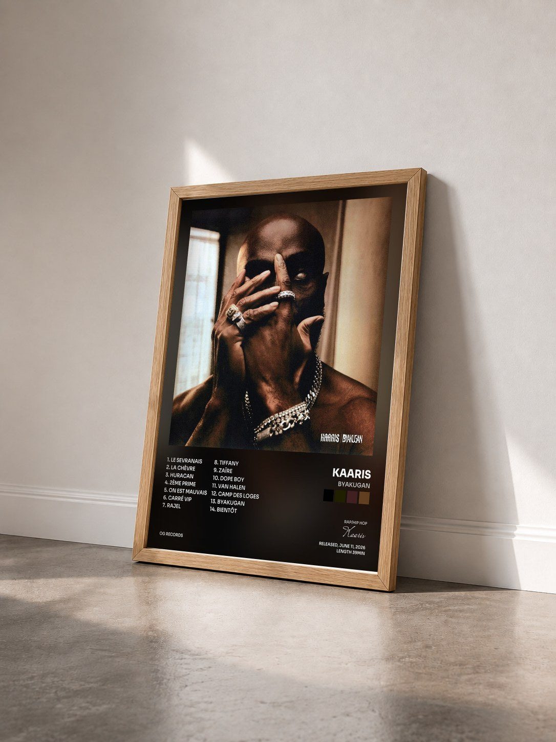 #bois Tableau de l'album BYAKUGAN de Kaaris vu de trois quarts, cadre en bois brut