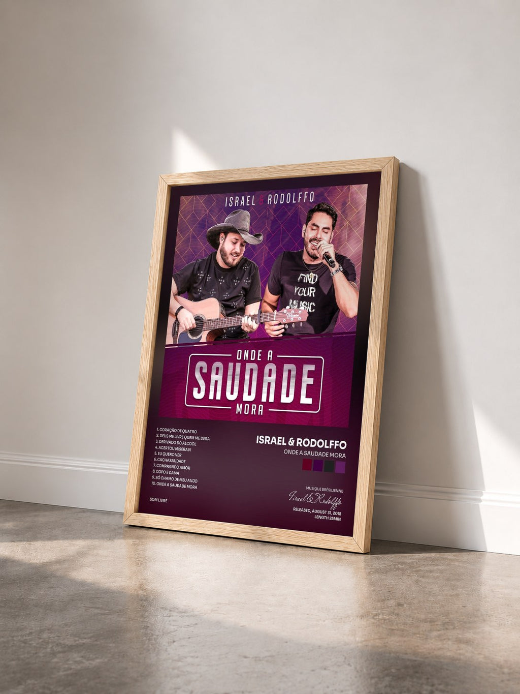 #bois Tableau de l'album Onde a Saudade Mora de Israel & Rodolffo vu de trois quarts, cadre en bois brut