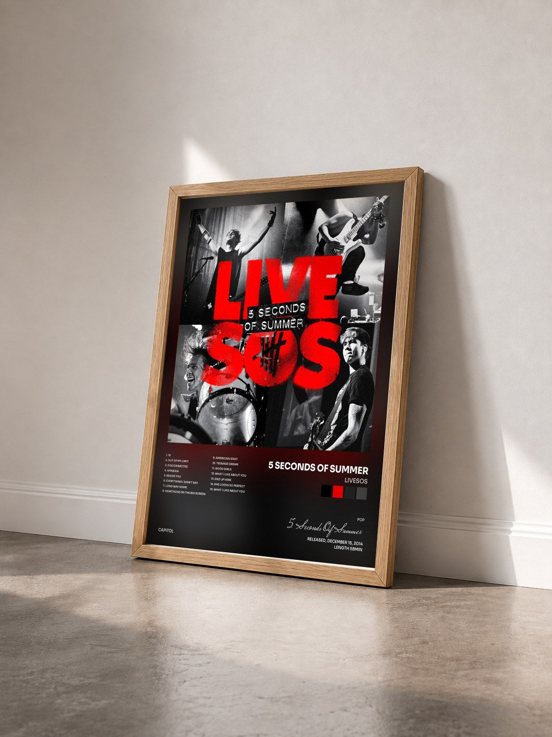 #bois Tableau de l'album LIVESOS de 5 Seconds Of Summer vu de trois quarts, cadre en bois brut