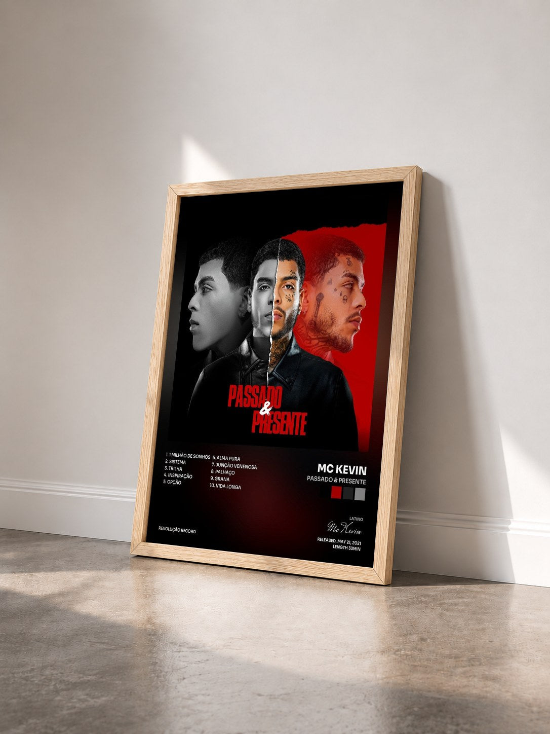 #bois Tableau de l'album Passado & Presente de Mc Kevin vu de trois quarts, cadre en bois brut