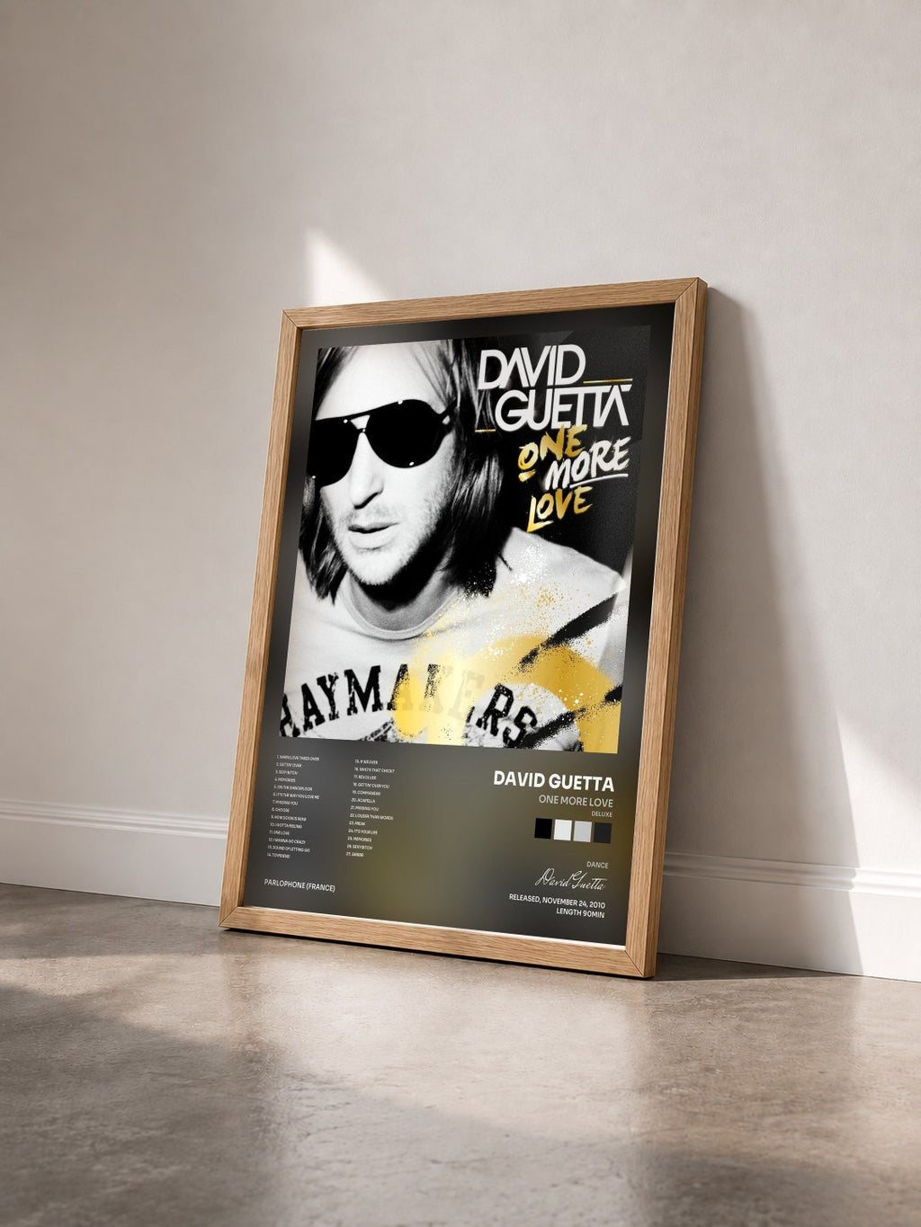 #bois Tableau de l'album One More Love (Deluxe) de David Guetta vu de trois quarts, cadre en bois brut