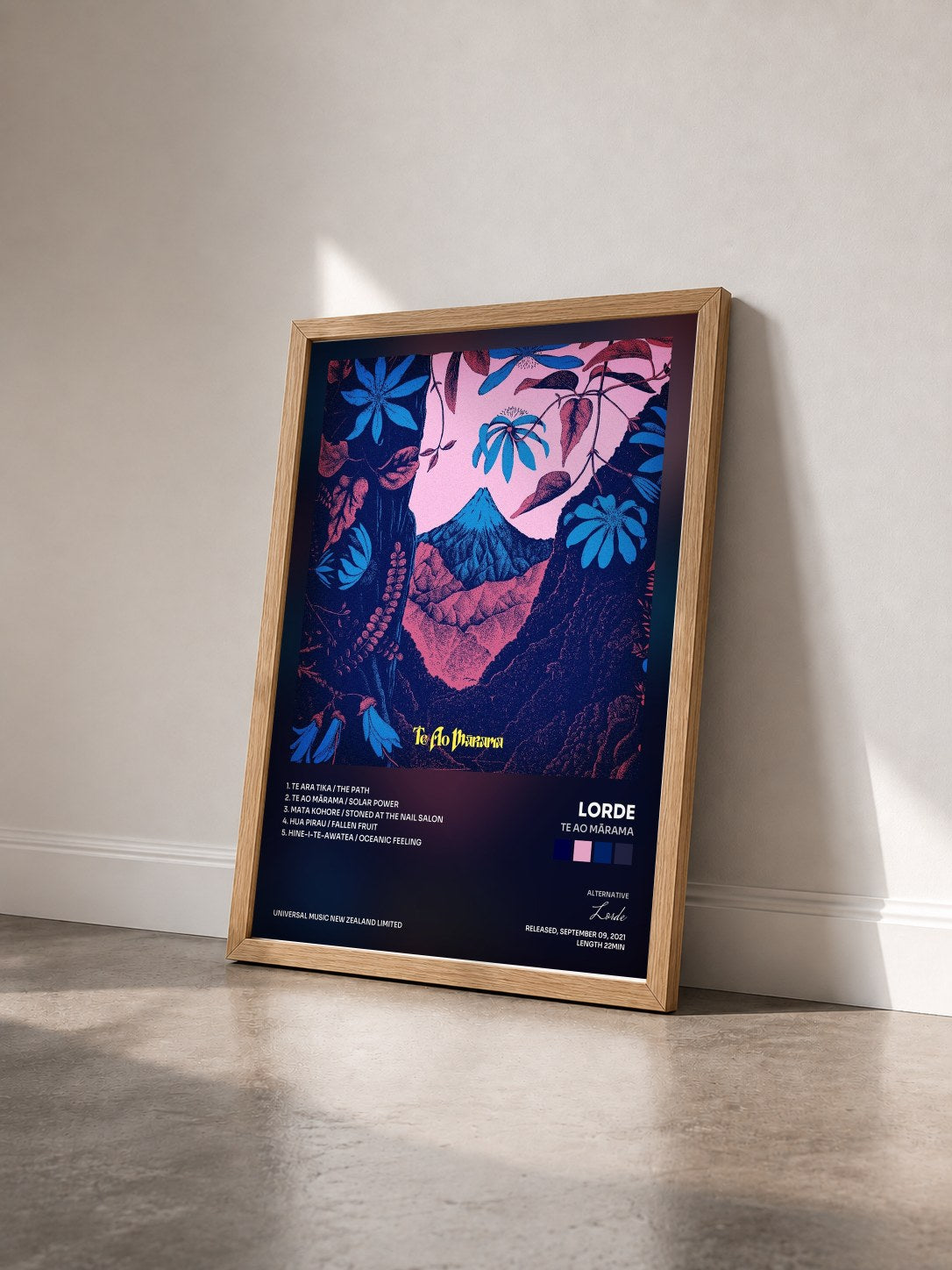 #bois Tableau de l'album Te Ao Mārama de Lorde vu de trois quarts, cadre en bois brut