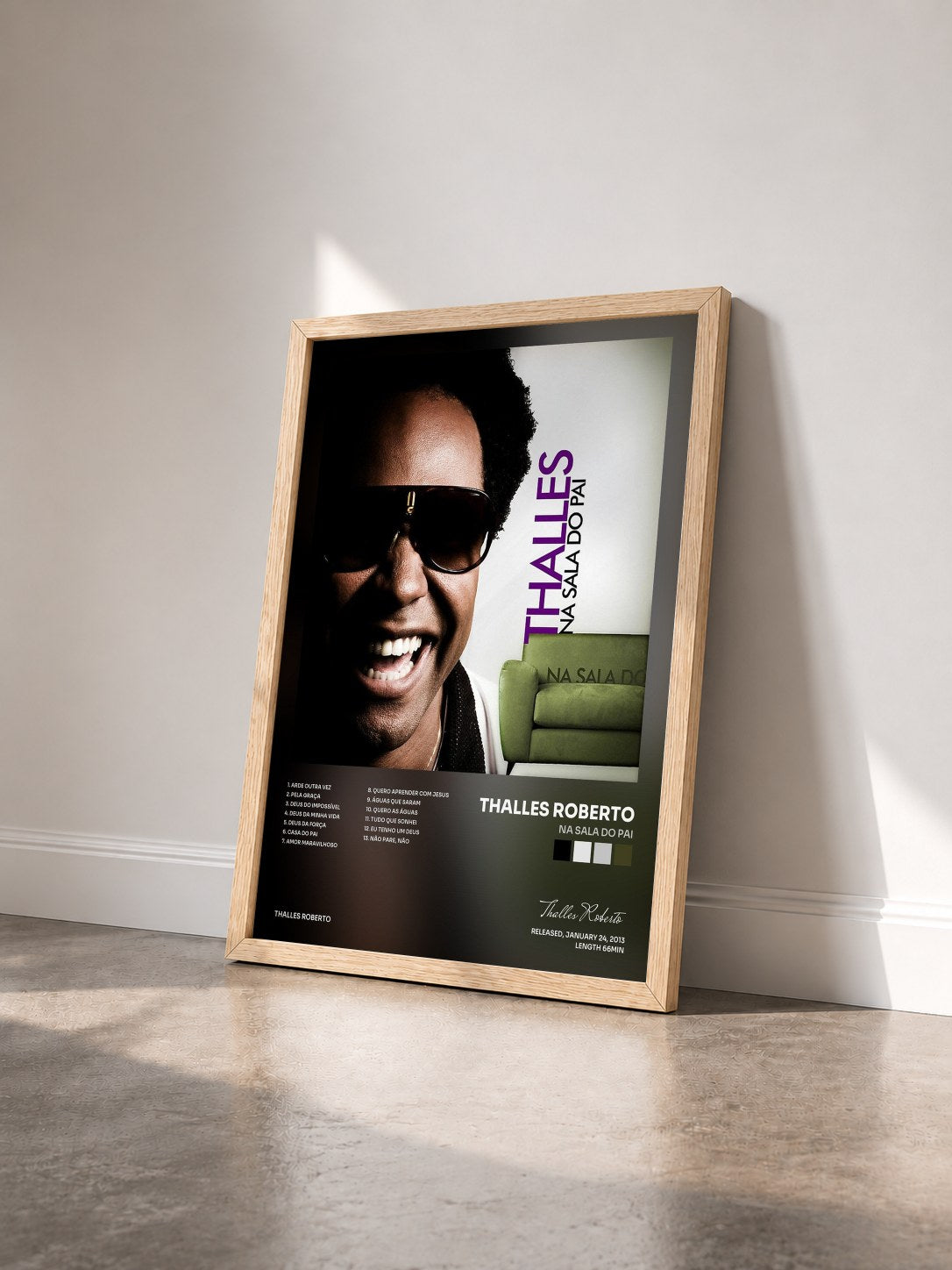 #bois Tableau de l'album Na Sala Do Pai de Thalles Roberto vu de trois quarts, cadre en bois brut