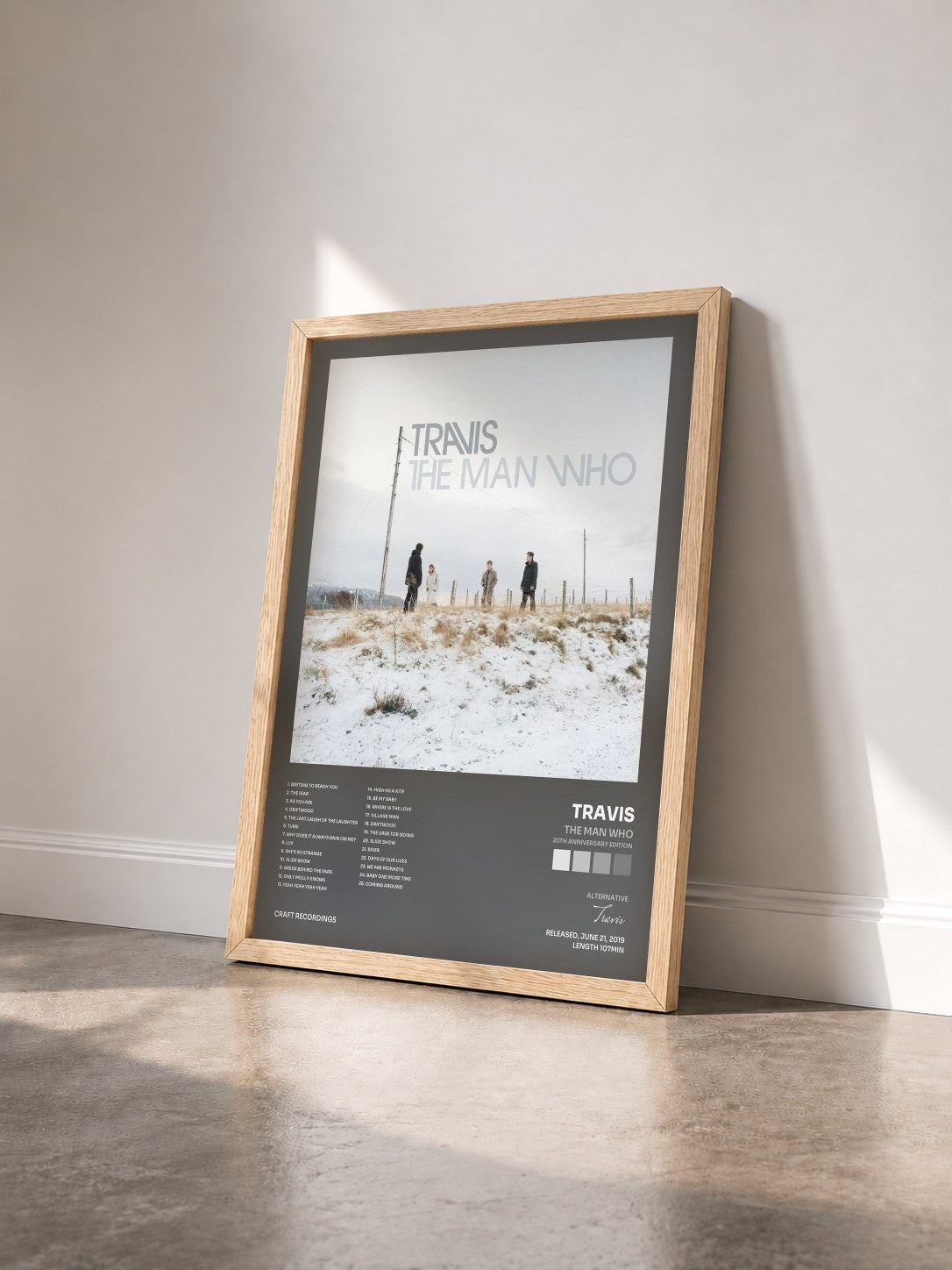 #bois Tableau de l'album The Man Who (20th Anniversary Edition) de Travis vu de trois quarts, cadre en bois brut