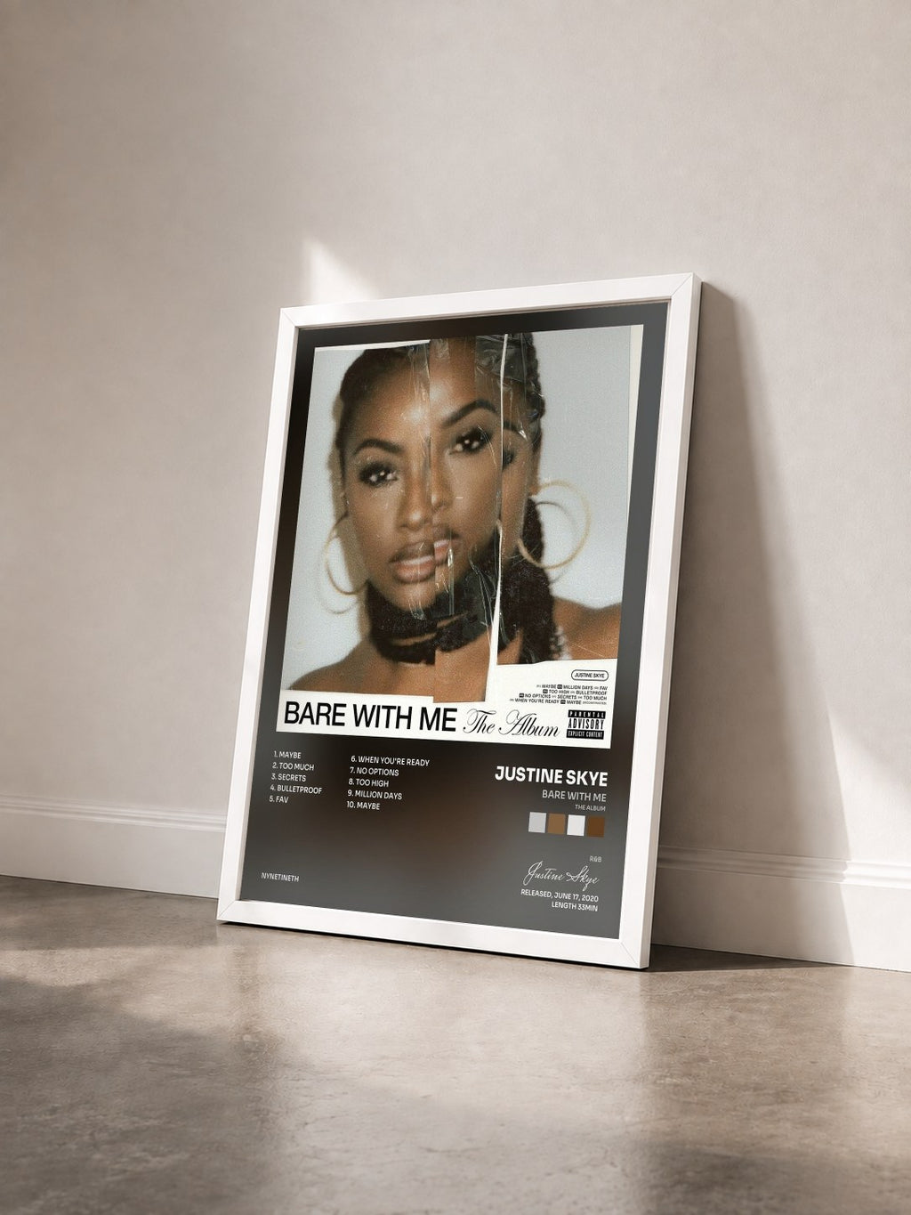 #blanc Tableau de l'album BARE WITH ME (The Album) de Justine Skye vu de trois quarts, cadre blanc