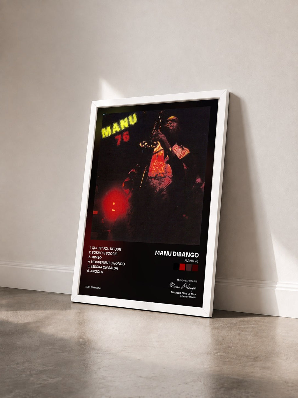 #blanc Tableau de l'album Manu 76 de Manu Dibango vu de trois quarts, cadre blanc
