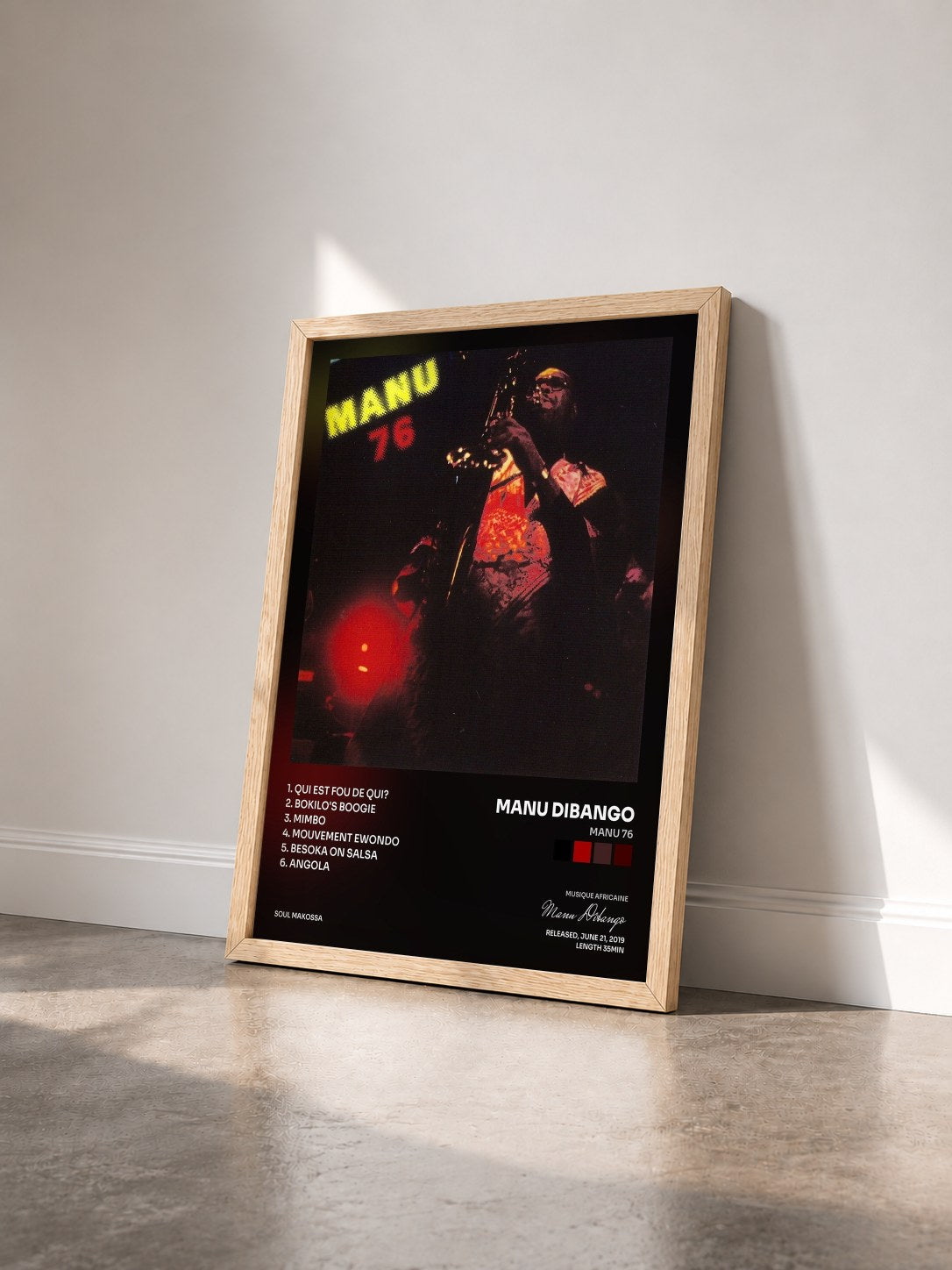 #bois Tableau de l'album Manu 76 de Manu Dibango vu de trois quarts, cadre en bois brut