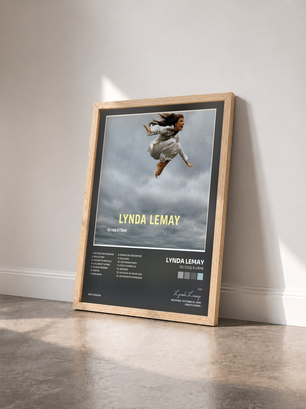 #bois Tableau de l'album Du coq à lâme de Lynda Lemay vu de trois quarts, cadre en bois brut