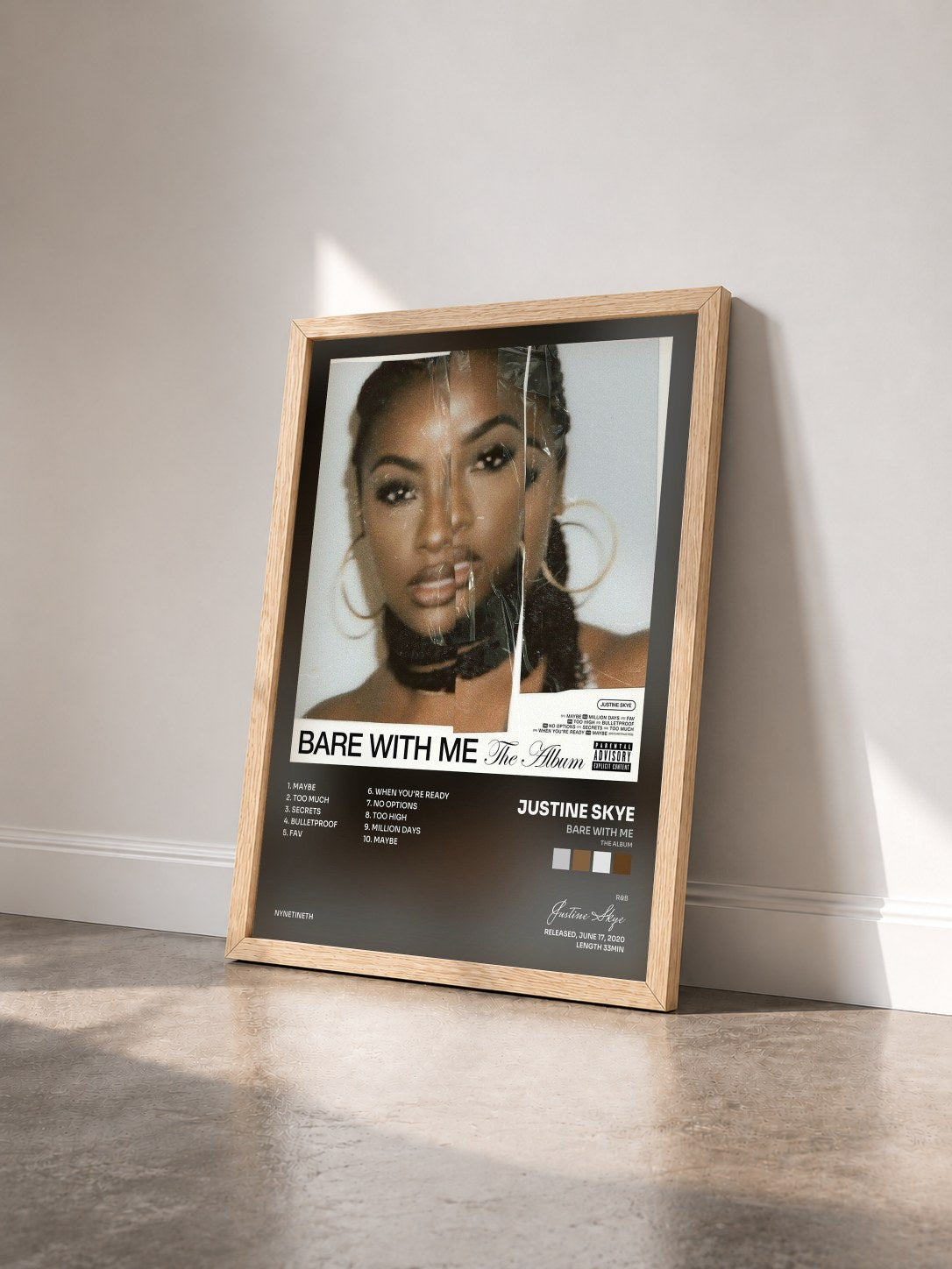#bois Tableau de l'album BARE WITH ME (The Album) de Justine Skye vu de trois quarts, cadre en bois brut