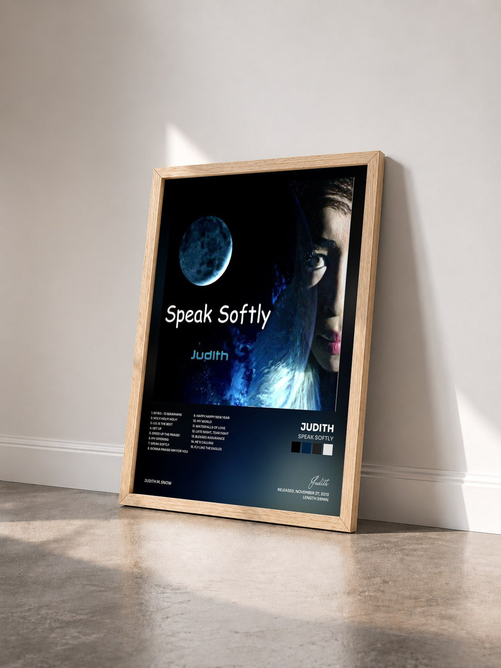 #bois Tableau de l'album Speak Softly de Judith vu de trois quarts, cadre en bois brut