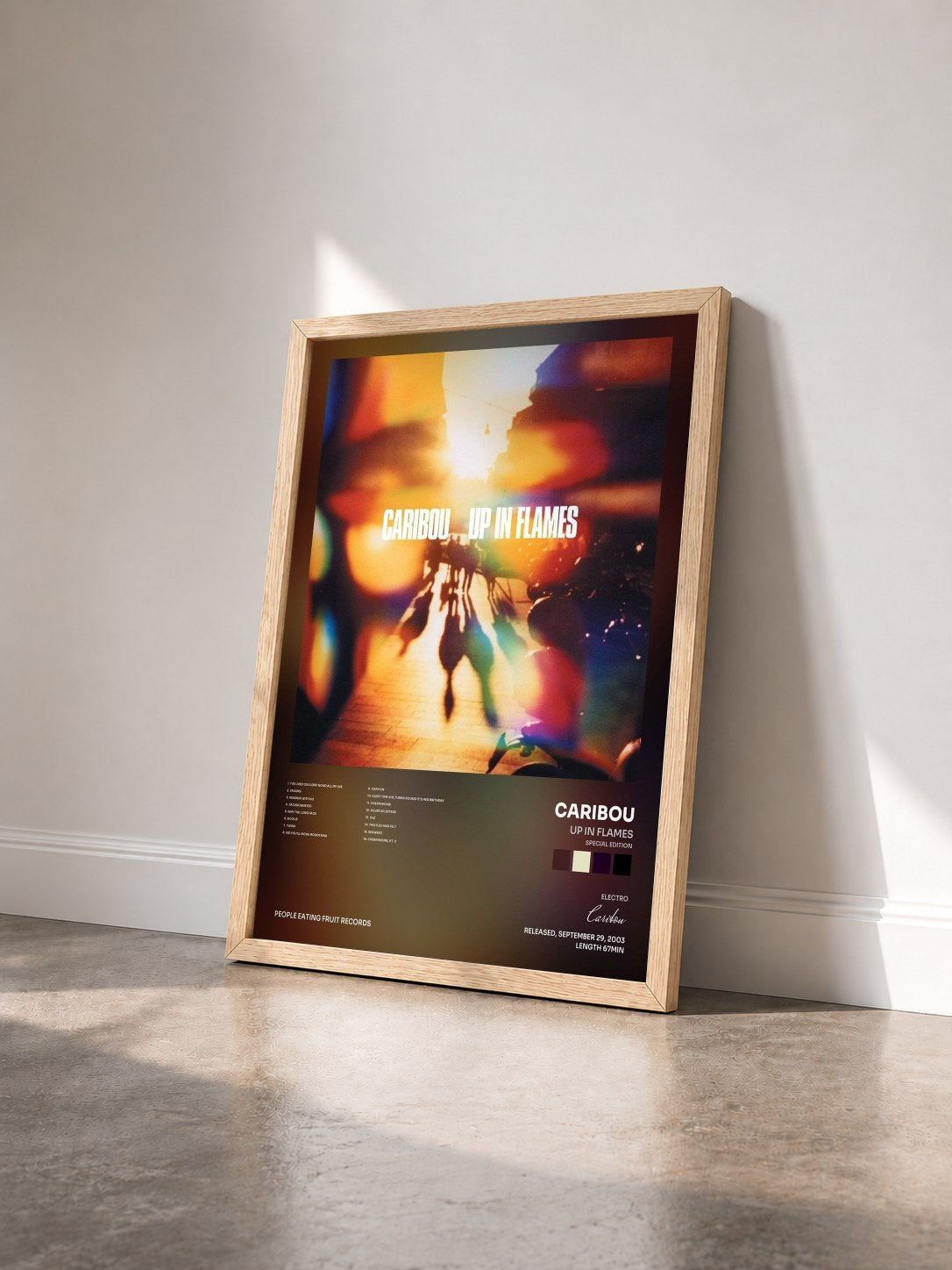 #bois Tableau de l'album Up In Flames (Special Edition) de Caribou vu de trois quarts, cadre en bois brut