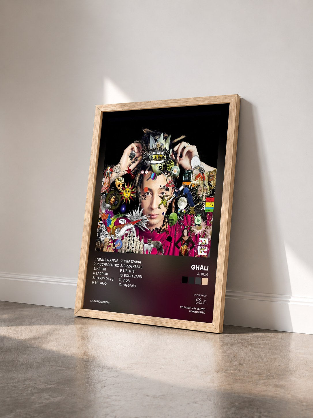 #bois Tableau de l'album Album de Ghali vu de trois quarts, cadre en bois brut