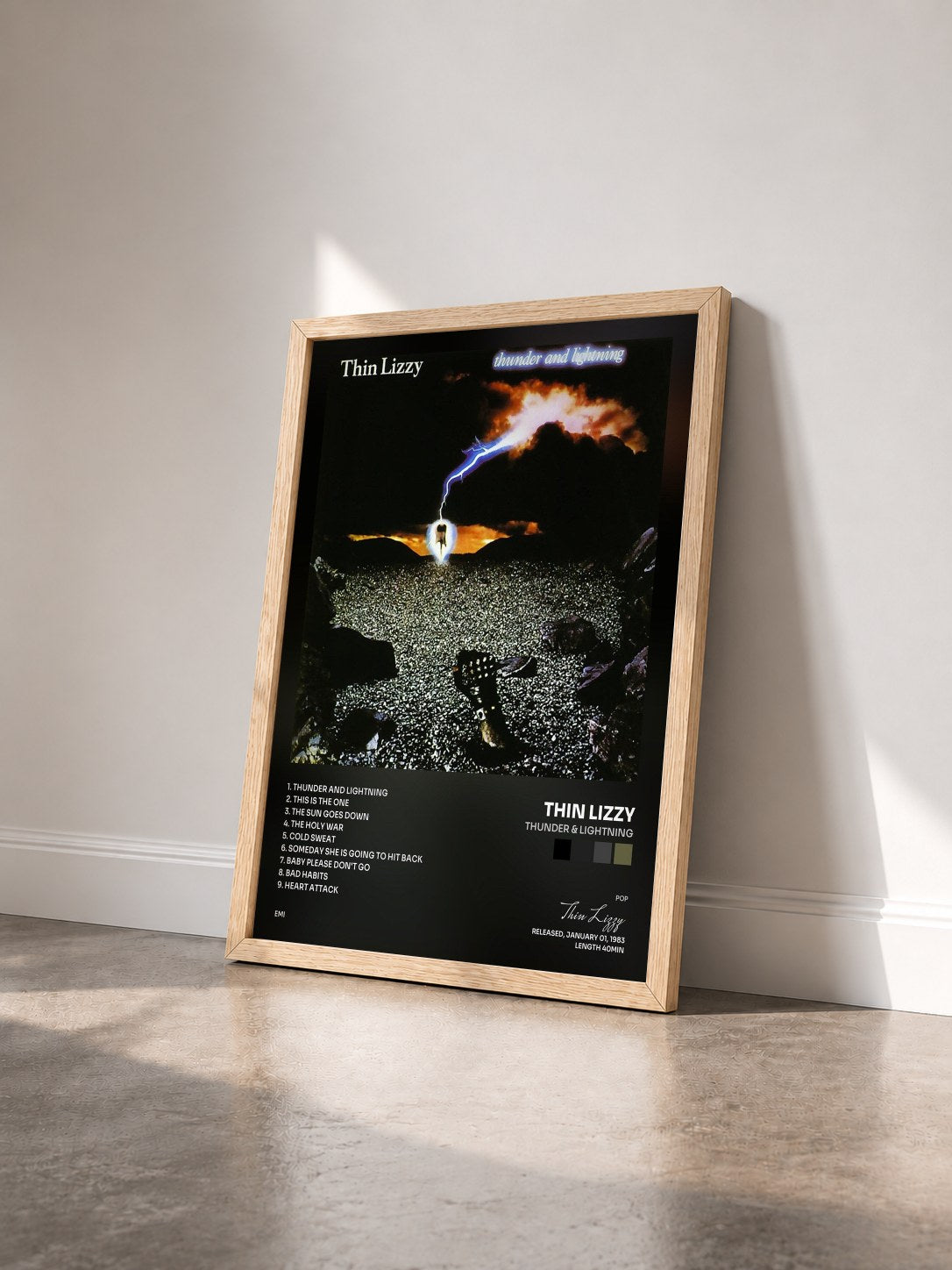 #bois Tableau de l'album Thunder & Lightning de Thin Lizzy vu de trois quarts, cadre en bois brut