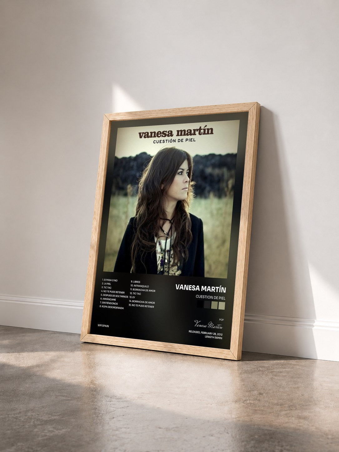 #bois Tableau de l'album Cuestion de piel de Vanesa Martín vu de trois quarts, cadre en bois brut