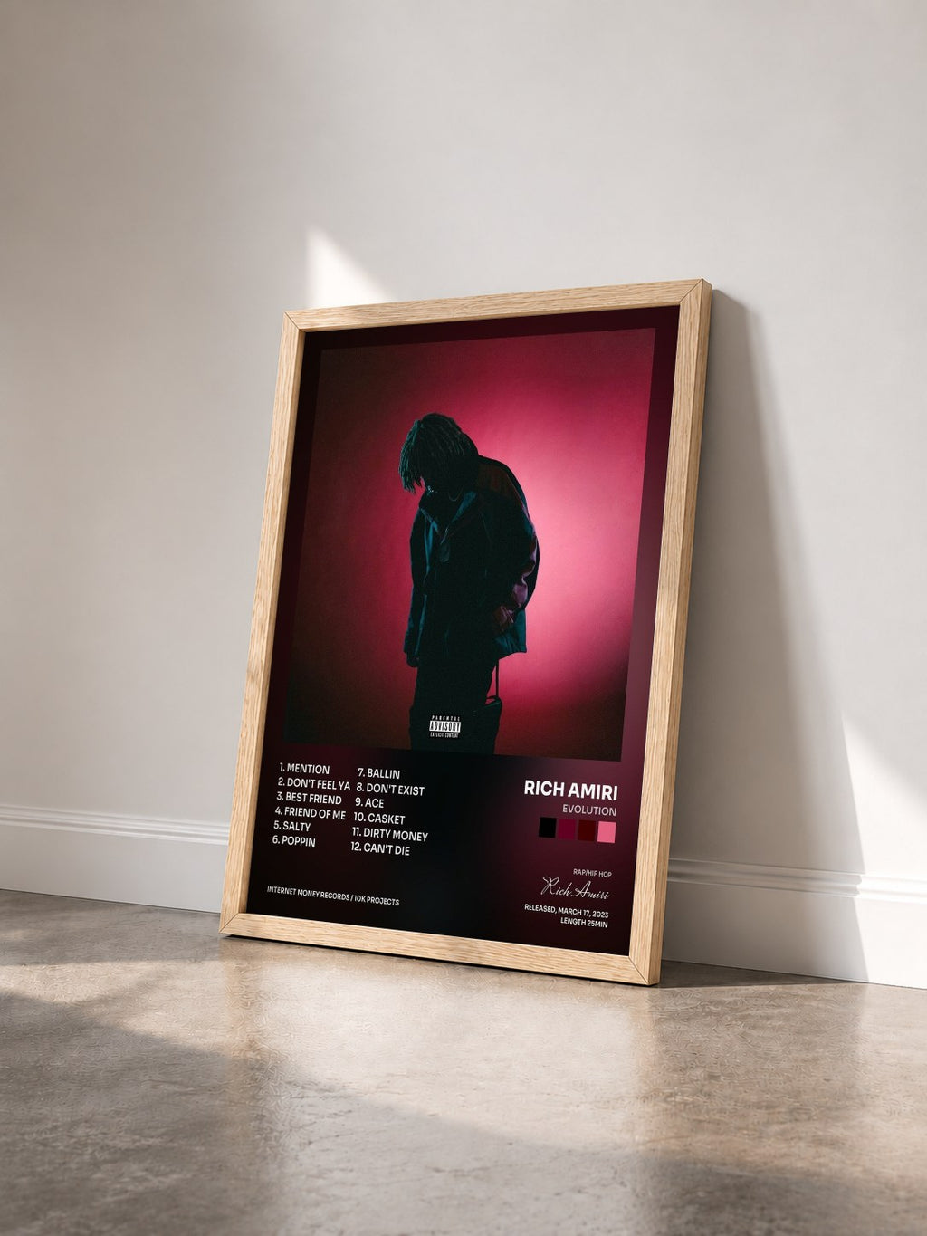 #bois Tableau de l'album Evolution de Rich Amiri vu de trois quarts, cadre en bois brut