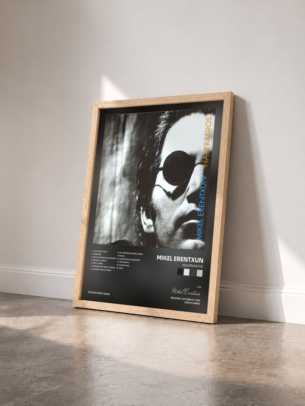 #bois Tableau de l'album Naufragios de Mikel Erentxun vu de trois quarts, cadre en bois brut