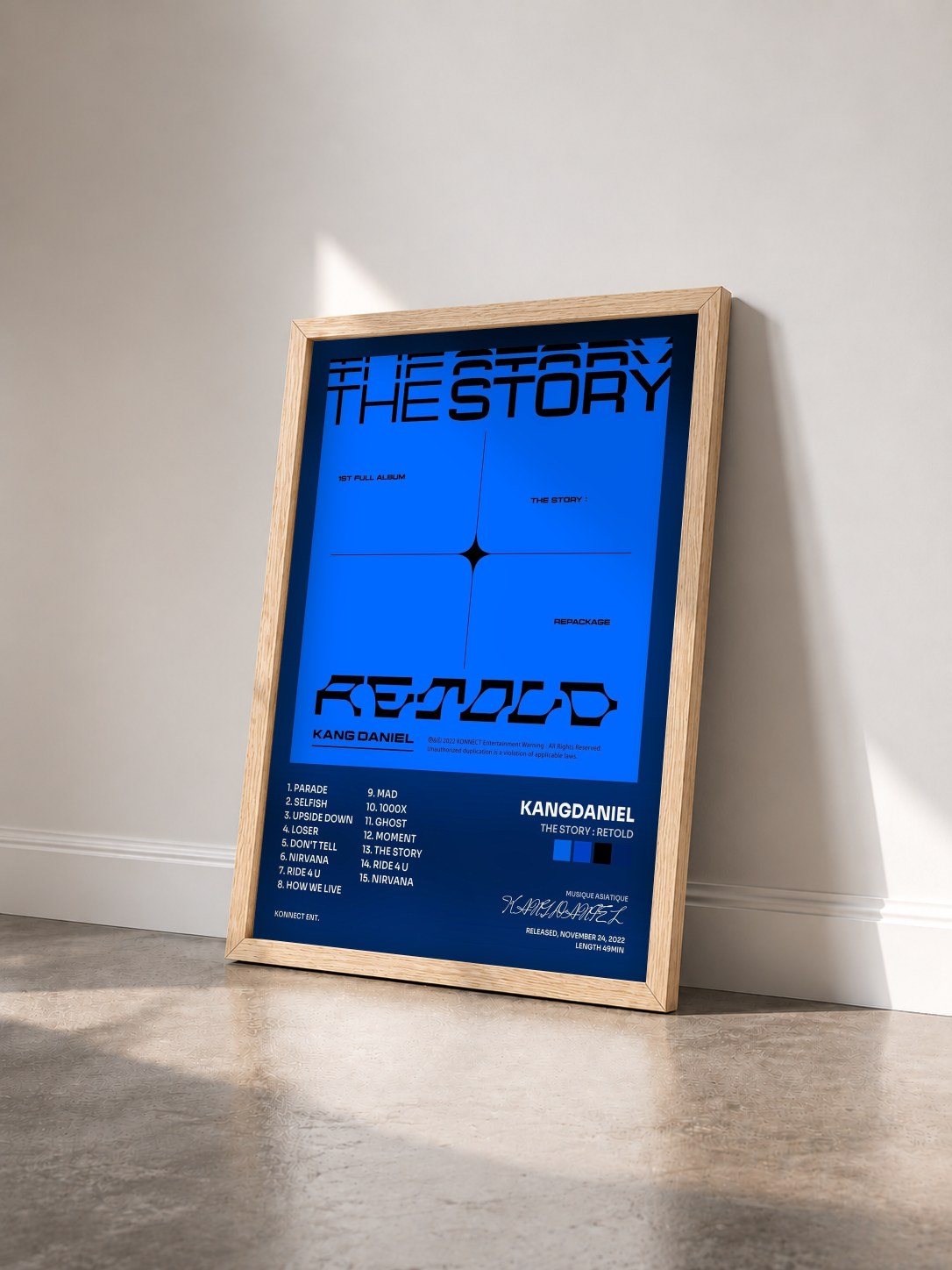#bois Tableau de l'album The Story : RETOLD de KANGDANIEL vu de trois quarts, cadre en bois brut