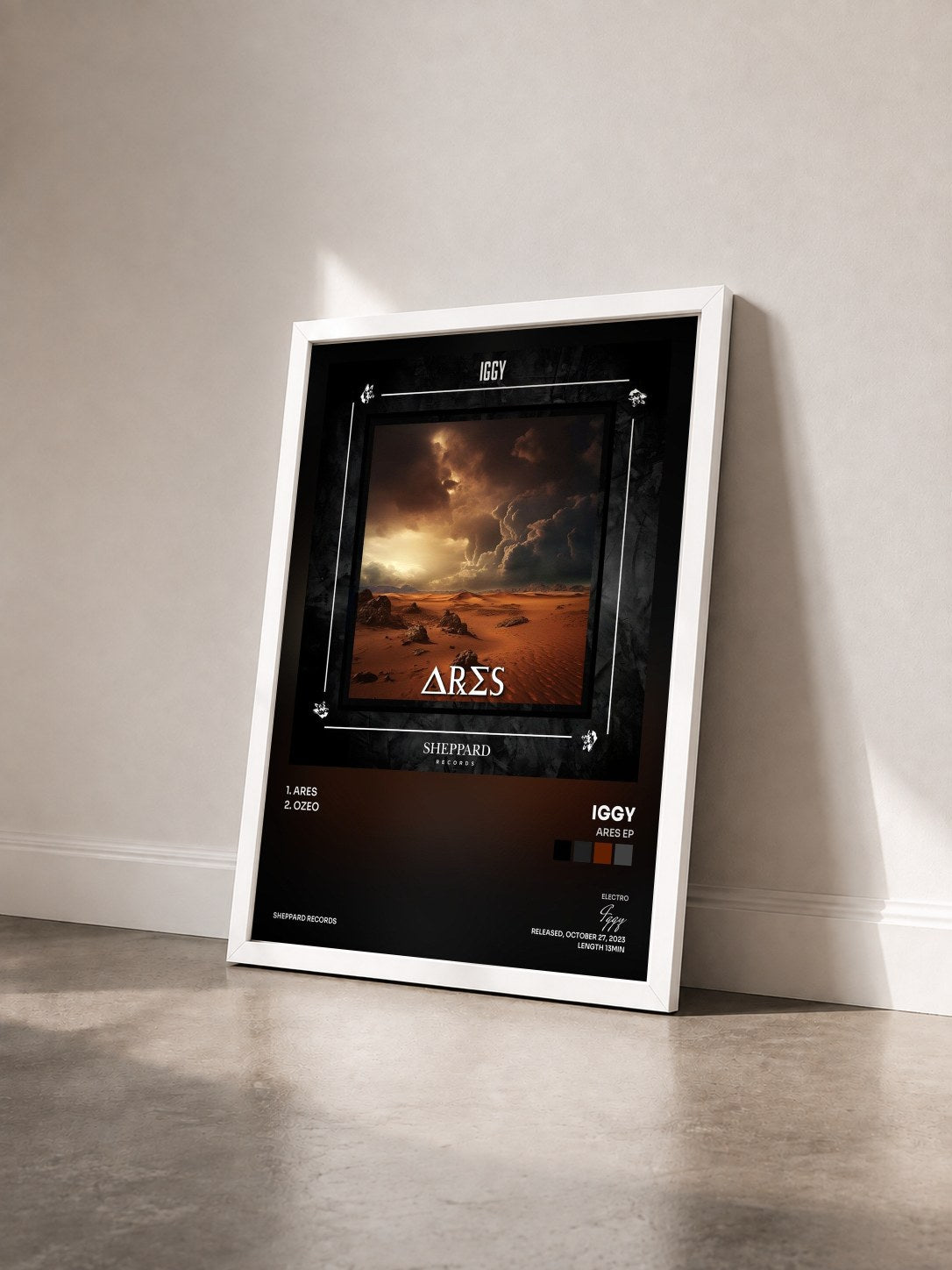 #blanc Tableau de l'album Ares EP de Iggy vu de trois quarts, cadre blanc