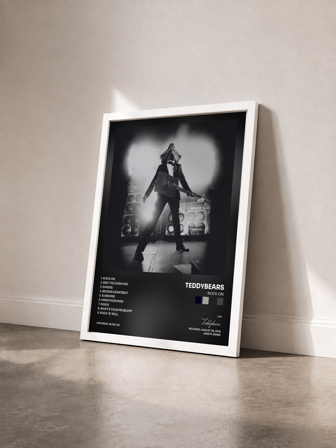 #blanc Tableau de l'album Rock On de Teddybears vu de trois quarts, cadre blanc