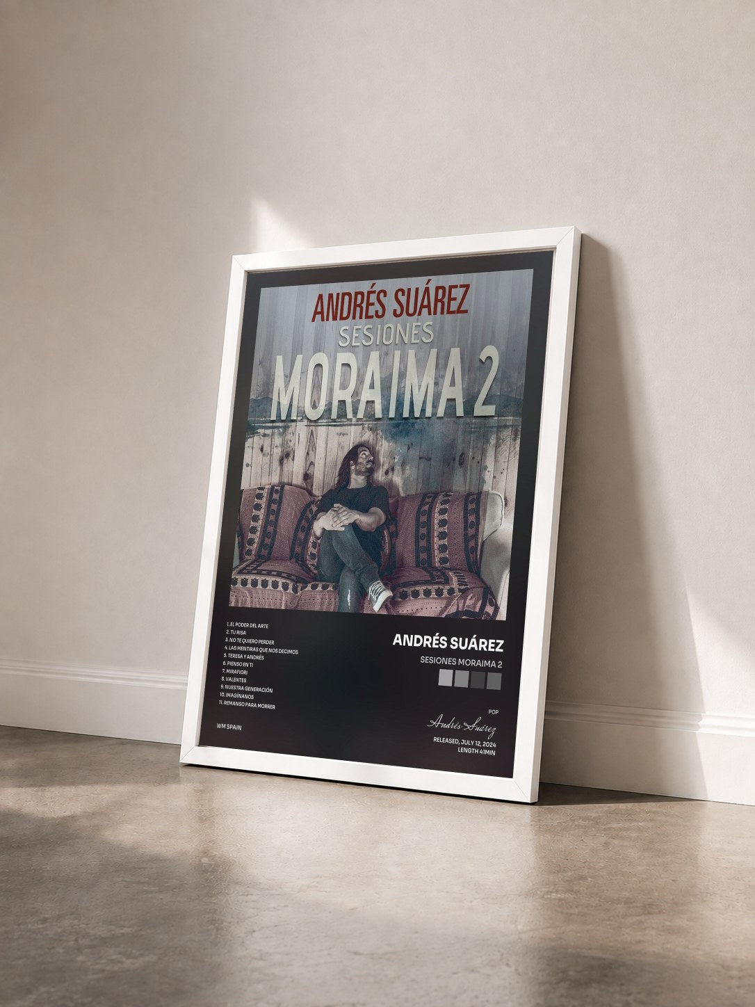 #blanc Tableau de l'album Sesiones Moraima 2 de Andrés Suárez vu de trois quarts, cadre blanc