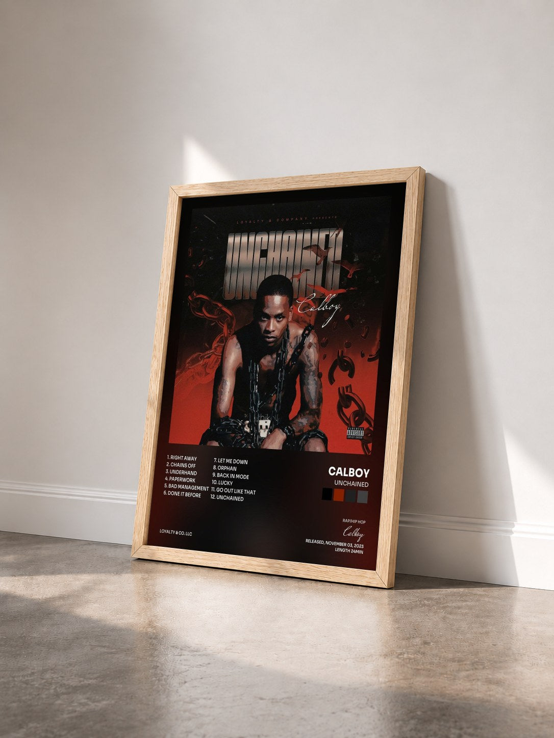 #bois Tableau de l'album UNCHAINED de Calboy vu de trois quarts, cadre en bois brut