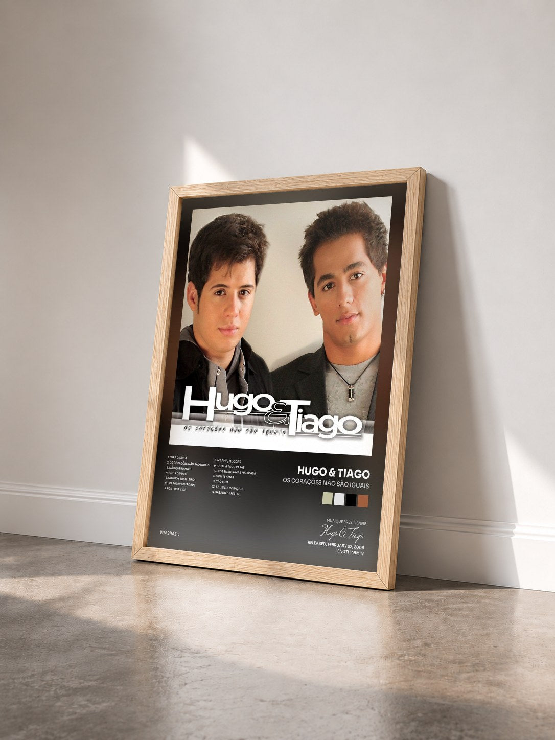 #bois Tableau de l'album Os Corações Não São Iguais de Hugo & Tiago vu de trois quarts, cadre en bois brut