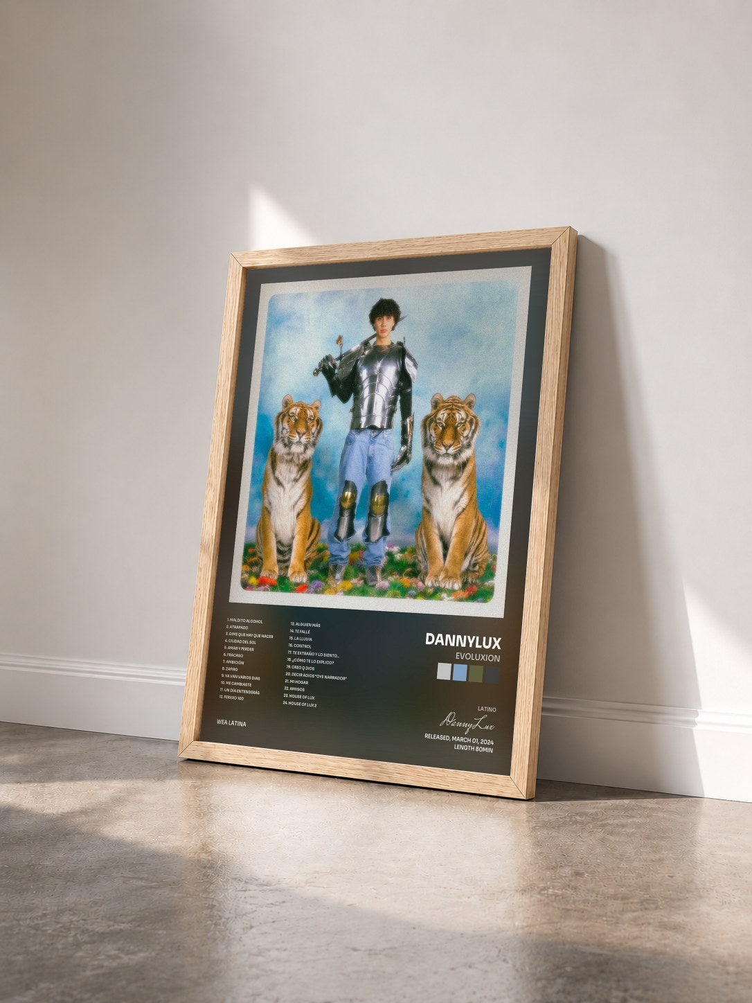 #bois Tableau de l'album EVOLUXION de DannyLux vu de trois quarts, cadre en bois brut