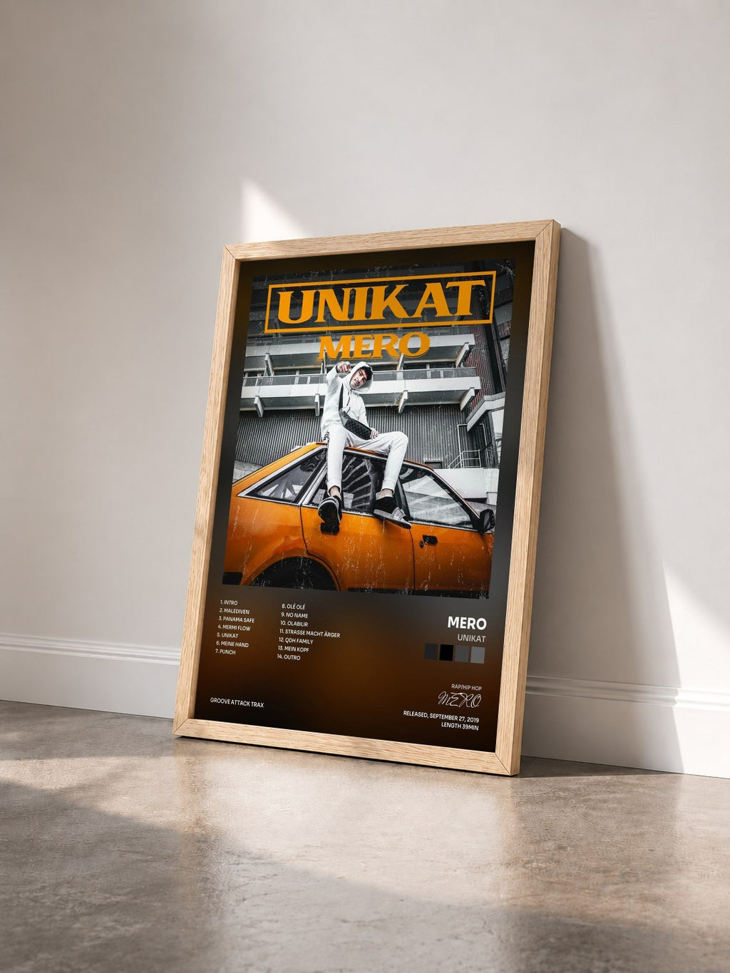 #bois Tableau de l'album UNIKAT de MERO vu de trois quarts, cadre en bois brut