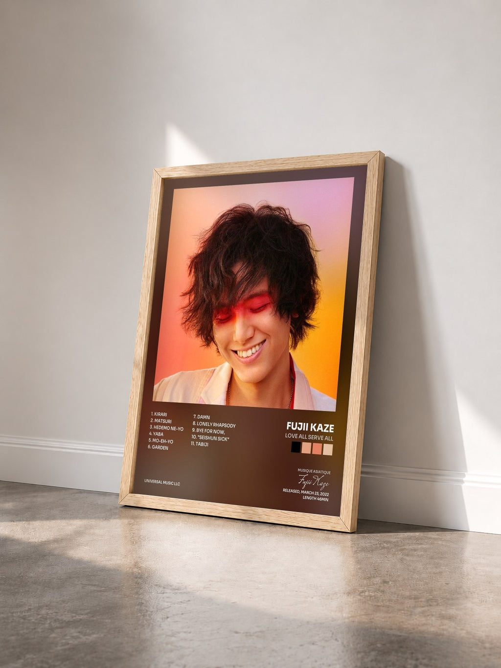 #bois Tableau de l'album LOVE ALL SERVE ALL de Fujii Kaze vu de trois quarts, cadre en bois brut