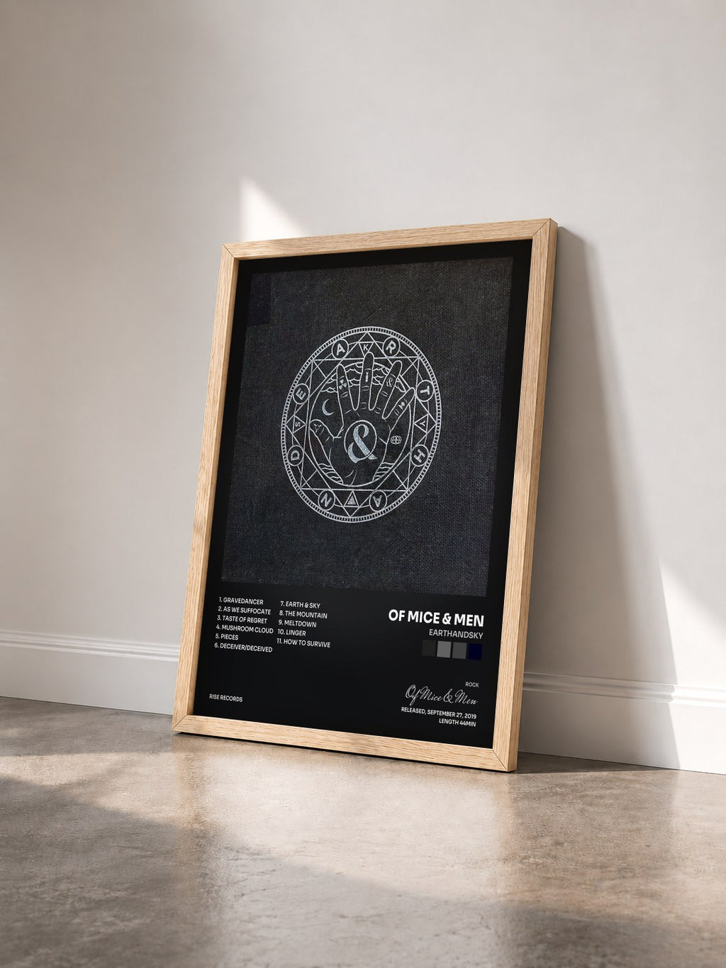 #bois Tableau de l'album EARTHANDSKY de Of Mice & Men vu de trois quarts, cadre en bois brut