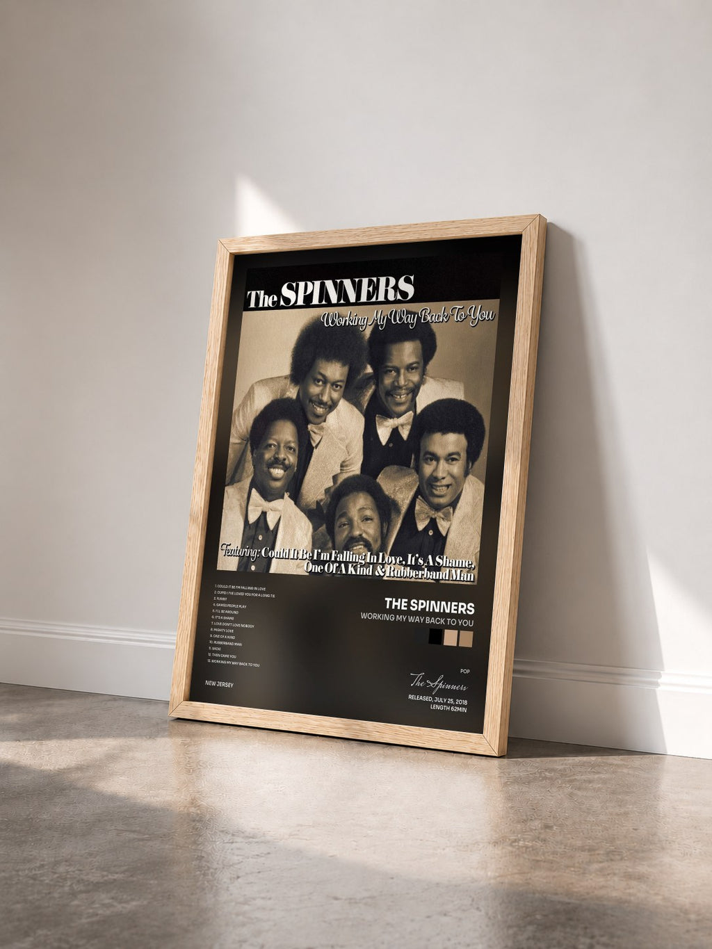 #bois Tableau de l'album Working My Way Back to You de The Spinners vu de trois quarts, cadre en bois brut