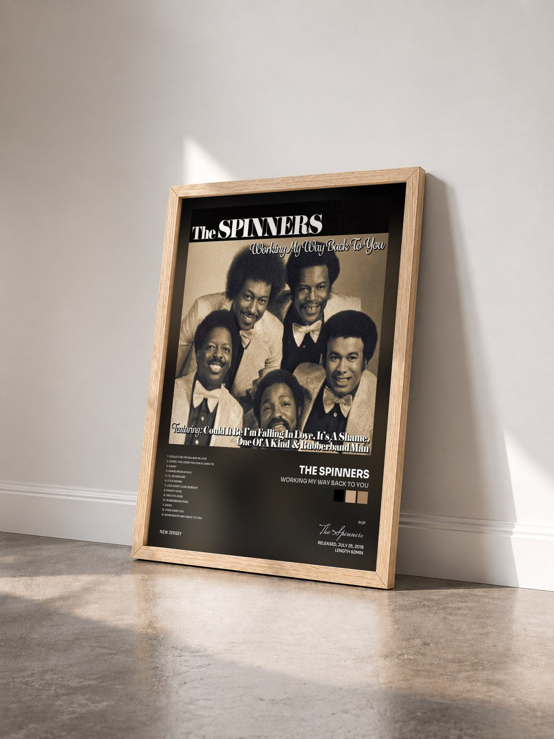 #bois Tableau de l'album Working My Way Back to You de The Spinners vu de trois quarts, cadre en bois brut